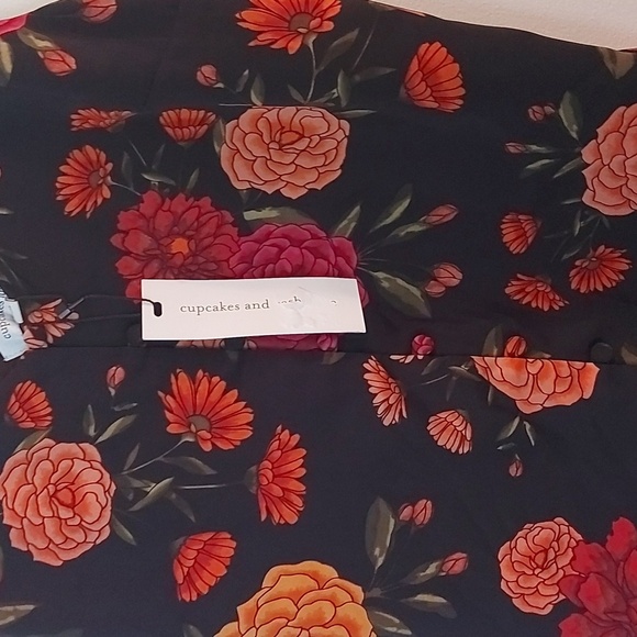 NWT Cupcakes and Cashmere Floral on Black Button Up Tank Size XS - Picture 5 of 8